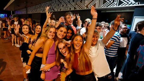 Personas en club nocturno