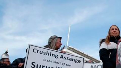 Assange continúa en el Reino Unido