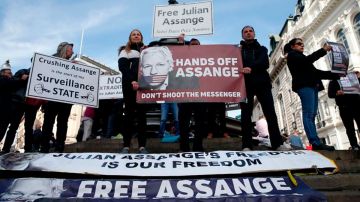 Assange continúa en el Reino Unido