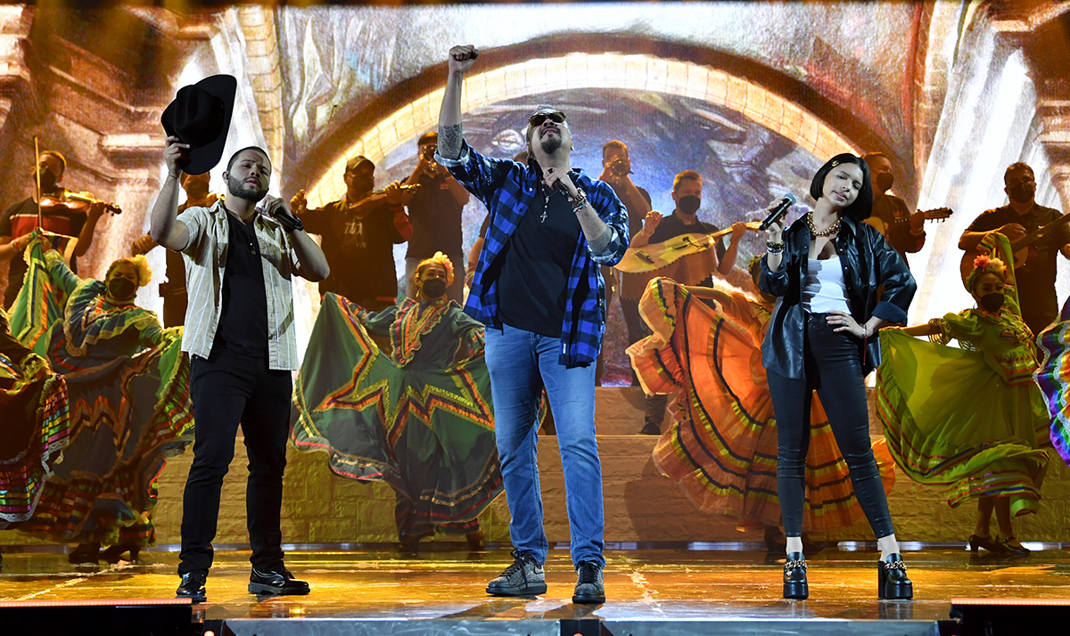 Leonardo Aguilar, Pepe Aguilar y Angela Aguilar en Premios Juventud 2021.