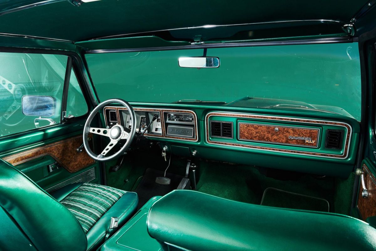 Foto del interior de la Bronco 1979 vendida por Bring a Trailer