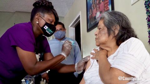 Una trabajadora de salud aplica la vacuna a una persona de la tercera edad en su vivienda. / fotos: DPH de LA.