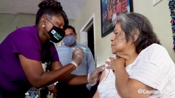 Una trabajadora de salud aplica la vacuna a una persona de la tercera edad en su vivienda. / fotos: DPH de LA.