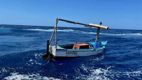 La embarcación de migrantes cubanos interceptada por la Guardia.