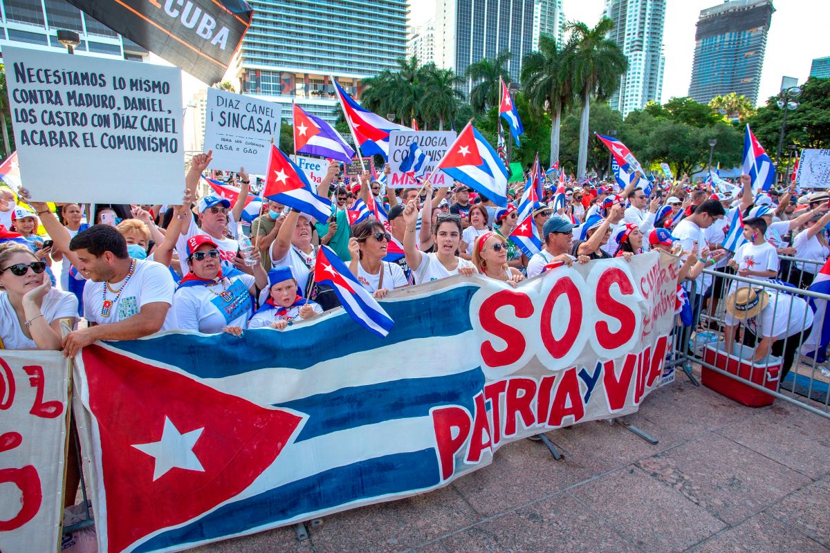 Miles acudieron a una manifestación realizada en Miami contra la represión en Cuba.