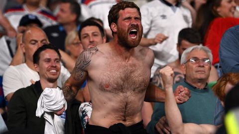 Con botellas y piedras varios fanáticos se enfrentaron en Wembley.