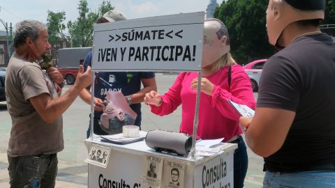 Algunos ciudadanos hicieron campaña a favor del "sí" en la consulta de este domingo,