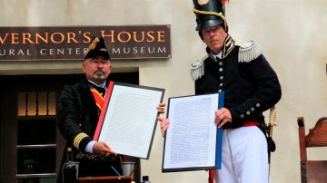 Orlando Ramírez (i), como el coronel José María Coppinger, y Jeff Jore (d), como el coronel Robert Butler, representan la firma del Tratado de Transcontinentalidad.