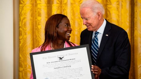 Joe Biden presenta a Sandra Lindsay con el premio "Estadounidense sobresaliente por elección" de USCIS.