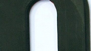 Martha Higareda hace atrevido pole dance usando sexys shorts cacheteros y enciende las redes