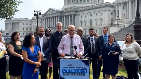 El senador Chuck Schumer participó en un evento organizado por ABIC frente el Capitolio.