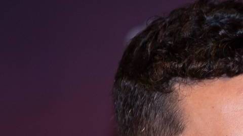 Luis Gerardo Méndez aplaude apertura de la Academia del Oscar con los latinos.