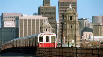 La imagen de archivo muestra un vagón de metro de Boston.
