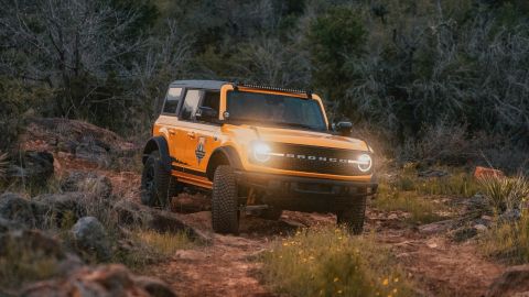 Foto de la Ford Bronco 2021 con las luces encendidas