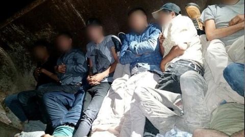 Las autoridades migratorias han interceptado camiones con decenas de indocumentados escondidos.