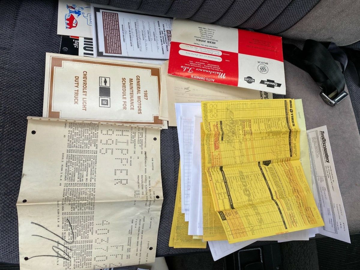 Foto de varios documentos originales de una Chevrolet Silverado 1987 subastada