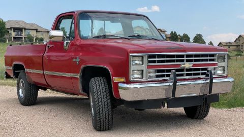 Foto de una Chevrolet Silverado 1987 que está siendo subastada