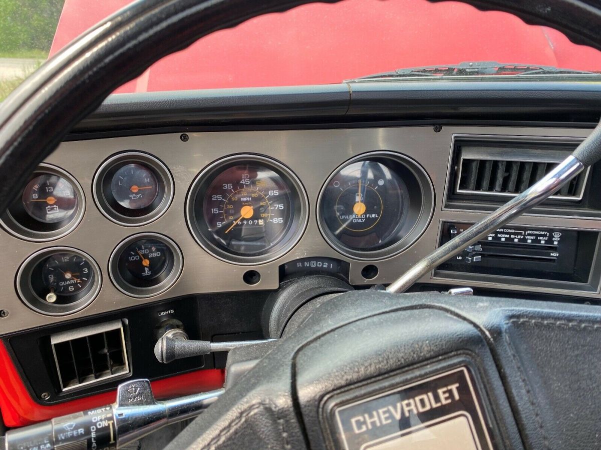 Foto del interior de una Chevrolet Silverado 1987 que será subastada