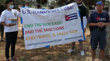Un grupo de angelinos se manifestaron en contra del embargo de EE UU a Cuba. (Cortesía)