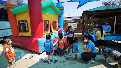 Estefanía Rebellón juega con algunos de los pequeños migrantes.