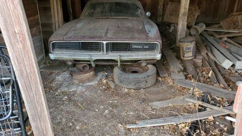 Foto frontal del Dodge Charger 1969 hallado en el granero