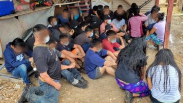 FOTOS: Patrulla fronteriza agarra a más de 70 inmigrantes escondidos en casa de seguridad