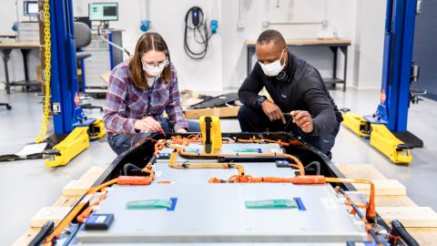 Dos personas trabajando en el desarrollo de Baterías de Ford