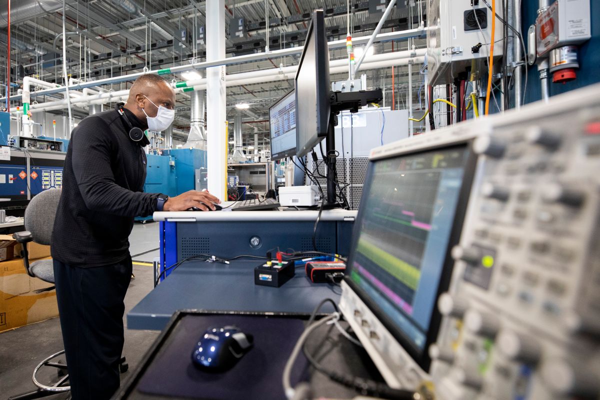 Foto de una persona trabajando en un laboratorio de baterías de Ford