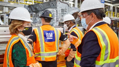 Foto de varios empleados de General Motors en una fábrica