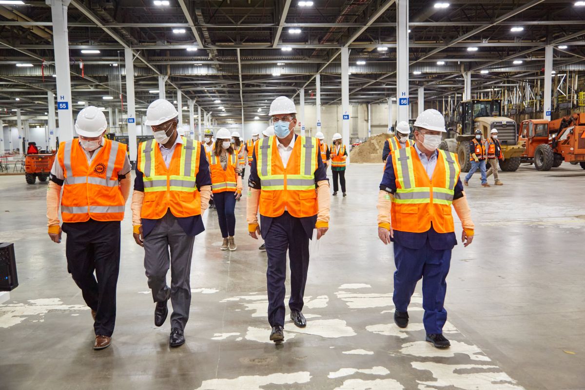 Foto de varios trabajadores recorriendo las instalaciones de General Motors