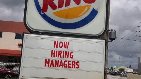 Empleados renuncian de forma masiva a un Burger King y lo anuncian en la valla publicitaria del sitio.