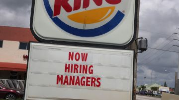 Empleados renuncian de forma masiva a un Burger King y lo anuncian en la valla publicitaria del sitio.
