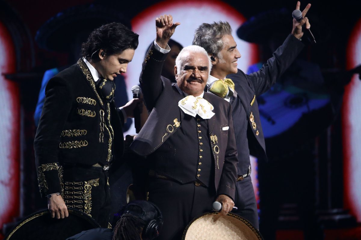 Family, friends, and fans of Vicente Fernández dedicate emotional messages of support to the singer