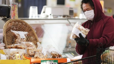 La mascarilla facial volverá a ser obligatoria en lugares cerrados del condado de Los Ángeles