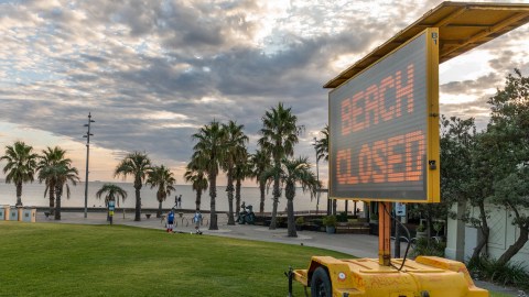Las playas permanecerán cerradas hasta que se determine que los nadadores no corran riesgo por el nivel de contaminación.