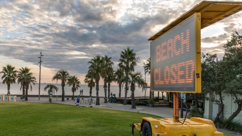 Las playas permanecerán cerradas hasta que se determine que los nadadores no corran riesgo por el nivel de contaminación.