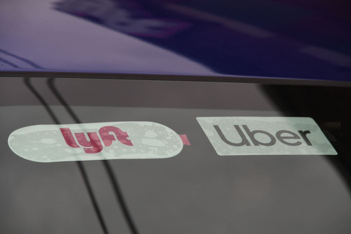 Conductores de Uber y Lyft llaman al boicot y piden mejores condiciones de trabajo. 
