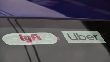 Conductores de Uber y Lyft llaman al boicot y piden mejores condiciones de trabajo.
