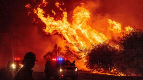 Los cuerpos de bomberos intensifican su labor para intentar controlar los incendios esta semana.