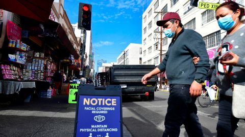 El uso obligatorio de mascarillas aplica en varios condados de California.