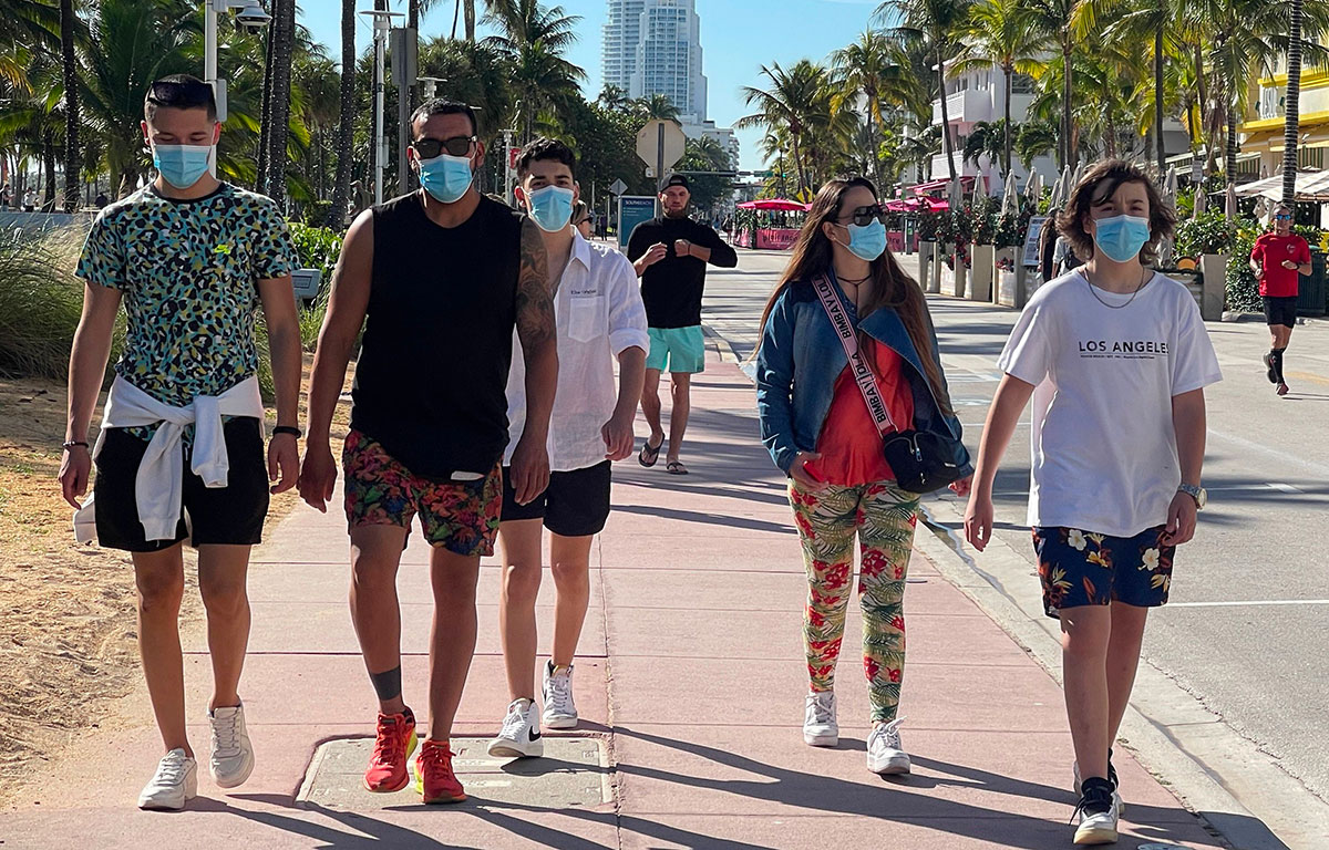 Miami pide a empleados y visitantes usar mascarilla en interiores de espacios públicos.