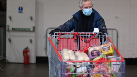 Ante las nuevas directrices de los CDC Walmart, Costco, Target y otras tiendas podrían exigir el uso de mascarillas