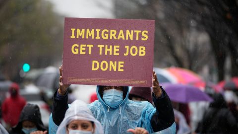 Los inmigrantes aportan mucho a la economía de California.