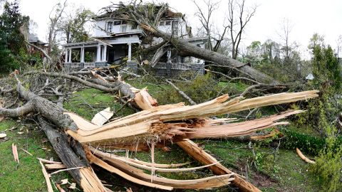 Medio Oeste de EE.UU. espera tormentas severas y la amenaza de un Derecho con fuertes vientos