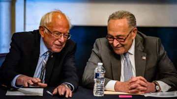 El senador Bernie Sanders y el líder la mayoría en el Senado, Chuck Schumer.