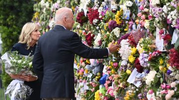 El presidente y la primera dama visitaron el  "Memorial de Surfside" con fotos de las víctimas del derrumbe.