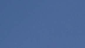 Un soldado afgano hace guardia en la Base Aérea de Bagram, tras la salida de las tropas de EE.UU.