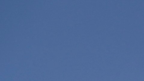 Un soldado afgano hace guardia en la Base Aérea de Bagram, tras la salida de las tropas de EE.UU.