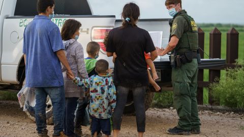 Los migrantes son procesados por la Patrulla Fronteriza  después de cruzar la frontera en Penitas, Texas.