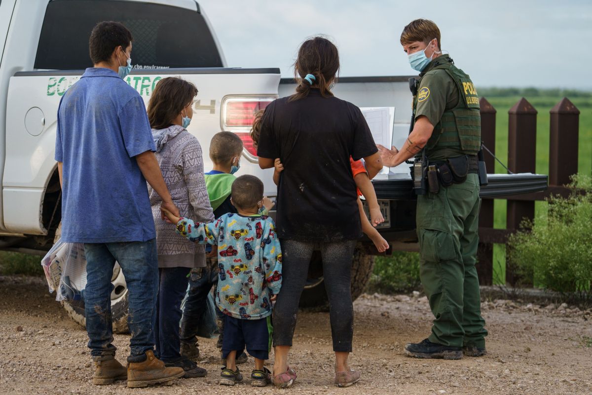 Los migrantes son procesados por la Patrulla Fronteriza  después de cruzar la frontera en Penitas, Texas.